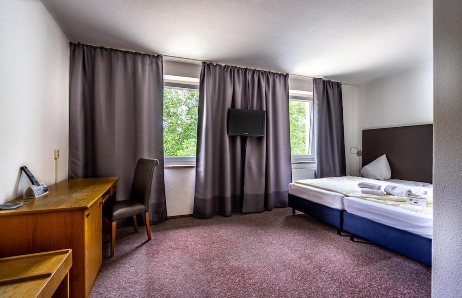 Sl'Otel Budget Bernburg Exteriör bild