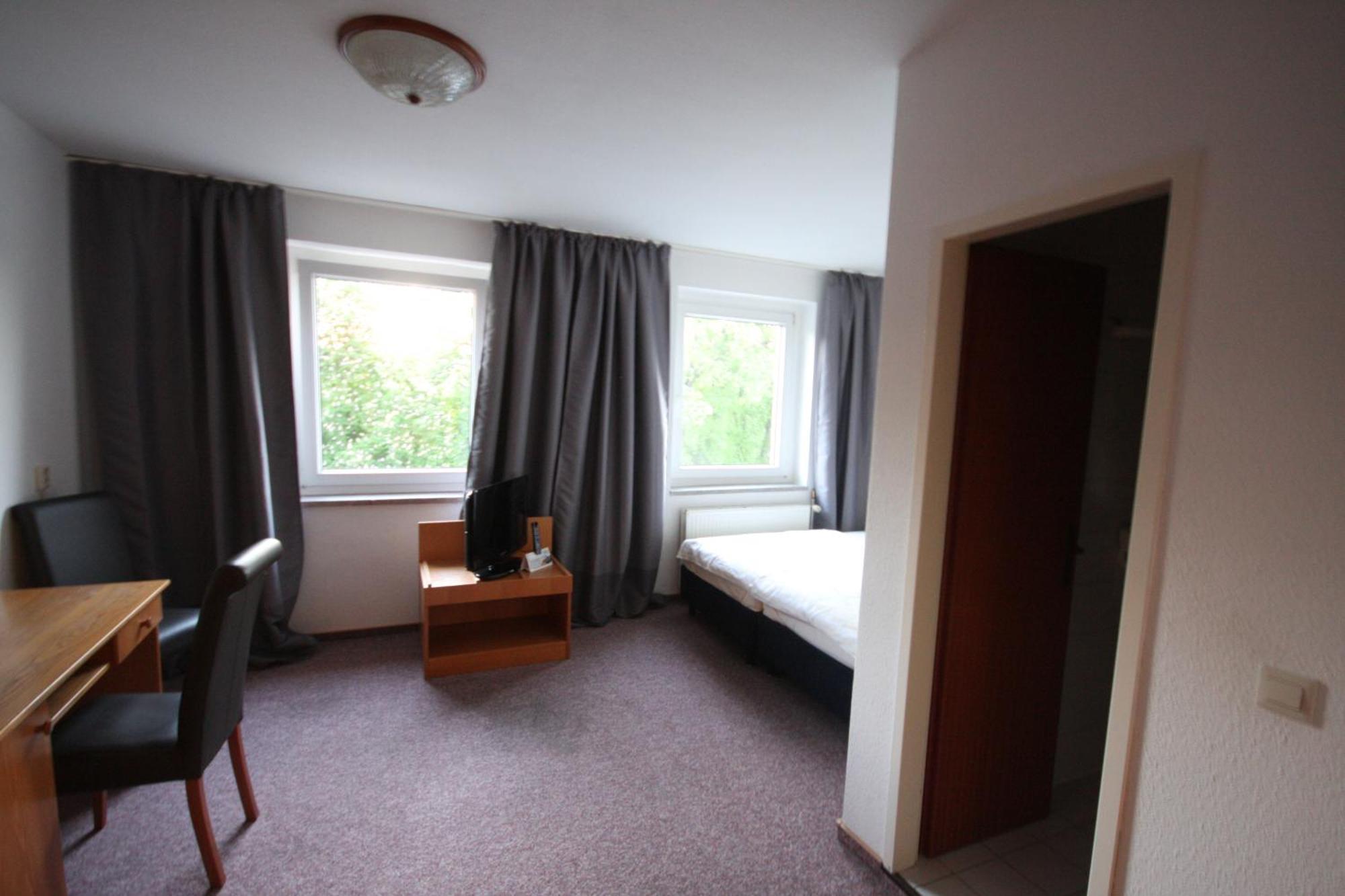 Sl'Otel Budget Bernburg Rum bild