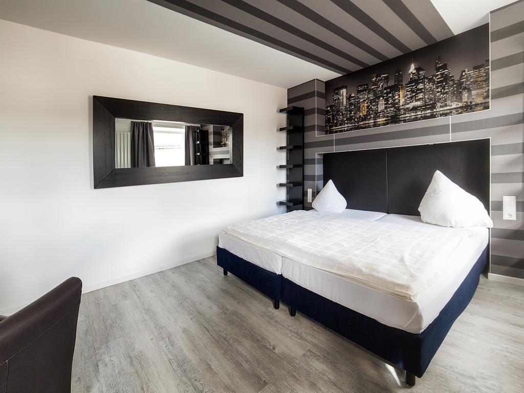 Sl'Otel Budget Bernburg Rum bild