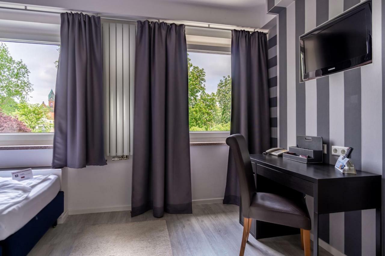 Sl'Otel Budget Bernburg Exteriör bild